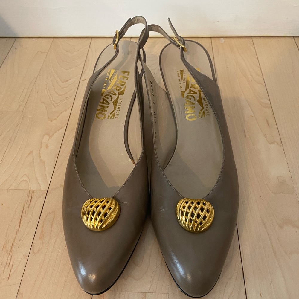 Vintage Salvatore Ferragamo taupe leather slingback pumps, womens 9N.